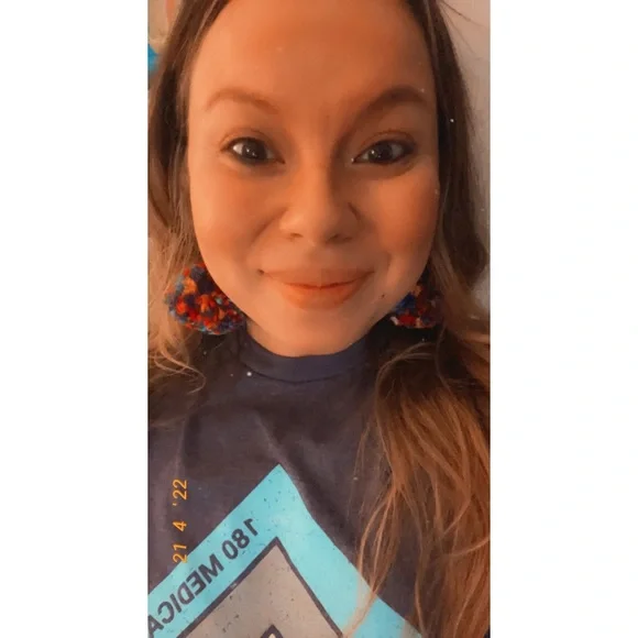 💚💚💚LG Pom Pom earrings - Picture 2 of 3